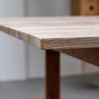 Mesa industrial con patas de acero